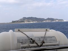 高島が見えてきました。

高島は軍艦島とともに、近代的な炭鉱として日本のエネルギー産業を支えてきた島で、１９８６年まで操業していました。

高島炭坑で鉱脈が発見されたのは１７世紀（１６９５年）とのことで、明治初期には佐賀藩（今はネタにされる佐賀ですが、当時は日本で屈指の技術集団だったようです）とグラバーにより開発が行われ、その後三菱が事業化しています。

今は観光が主な産業となっています。
もちろん、高島炭鉱も世界遺産に認定されています。