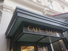 ウィーンに来たのにここに行かないわけにはいかないと思い、カフェ・ザッハーにやって来ました。予約なしでしたが、5分ほど待つと案内されました。