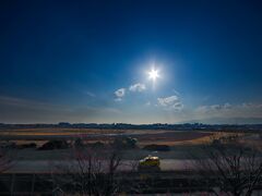 下河原緑地の展望台に来てみたが、逆光で滑走路まで遠く撮影スポットではなかった。