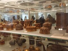 まず初めは銀器博物館。ハプスブルク家の時代に使われていた食器が展示してあります。