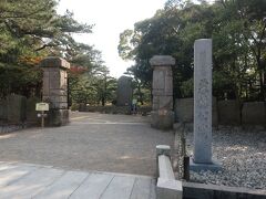 ３分ほど歩いて栗林公園に到着。国の特別名勝に指定されている文化財庭園の中では、最大の広さを持つ。高松藩主松平氏の別邸として、江戸時代に完成した