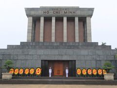 植民地時代からベトナム戦争までの、ベトナム革命を指導した建国の父であり、初代ベトナム民主共和国主席となったホー・チ・ミンの遺体が安置されている。
午前中にはホーチミン廟に入場できる時間帯があるが、それ以外の時間帯はこれ以上近づけない。