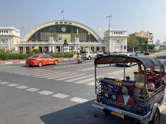 朝食後、バスでファランポーン駅にやってきました。もうすぐ博物館となるかもしれないファランポーン駅からタイ国鉄に乗車するのが目的です。