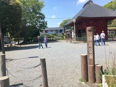 連休中の拝島公園には、たくさんの親子連れが来ていました。
周囲には神社やお寺が隣接し、園内にお寺の赤い仁王門が建っています。
