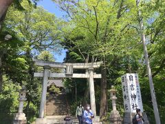 公園の奥に日吉神社の鳥居があり、そこから先は石段になります。
