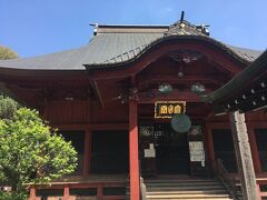 日吉神社の社殿に隣接して、大日堂があります。
黒い扁額に金文字で書かれた大日堂の文字が鮮やかでした。
