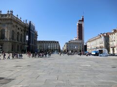 トリノ観光の続きです。
王宮とドゥオーモの観光を終えて次に目指すのはサン・カルロ広場。
左に見える宮殿はマダーマ宮殿（市立古典美術館）で今我々がいる場所はカステッロ広場、この広場には噴水もあったんですね。
3年の間に記憶が薄れてしまっていて、写真を見て噴水があったことを思い出しました。