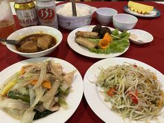 昼食は地元チャンアンの山羊肉を使った郷土料理です。
にしても量多くね？
半分食べるのも精一杯なんですケド…。