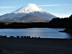 精進湖  北側駐車場からの富士
　水面標高 ９００ｍ　最大水深１５.２ｍ　面積 ０.５ｋ㎡
