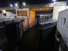 夜にはエスナの水門に着いた。ここはダムがあるので、パナマ運河のように閘門で一段上がる。いつかパナマ運河も訪れてみたい。閘門は自動運転のよう。