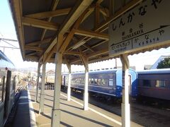 最初の駅、新金谷駅。大井川鐵道の本社と車両基地がある駅。
構内にはさりげなく、いろんな車両が停まっていた。