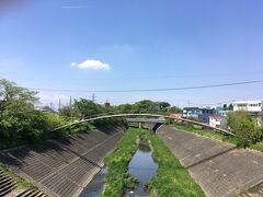 瑞穂町から流れる残堀川が、多摩川と合流する付近まできました。
合流地点からすぐの所に、残堀遊歩橋という自転車・歩行者用の橋が架かっています。
