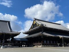 京都駅から徒歩10分くらいの東本願寺。
どっしりしてる感じが好きなお寺です。
右は御影堂。