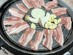 出張に出かける前に腹ごしらえ。
大阪・天満の韓国料理屋さん玉一本店でサムギョプサル。ホントこれ絶品！