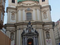 続いて訪れたのは聖ペーター教会。ここはウィーンで初めてのキリスト教の教会で、現在の建物は18世紀に改築されたものです。