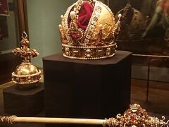 シシィ博物館をあとにし、ホーフブルク宮殿にある宝物館へと向かいます。ここにはハプスブルク家の冠や、収集した宝石・装飾品などの豪華なコレクションが展示してあります。

これは世界で最も美しい冠のひとつといわれているルドルフ二世の冠。