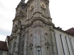 世界文化遺産に登録されている大聖堂「ザンクトガレン修道院」は、
スイスの代表的な後期バロック様式のベネディクト派の教会。
現在の建物は1755～1767年にかけて建てられたもの。
