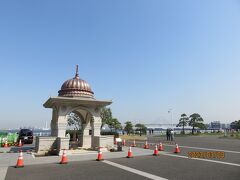 山下公園のインド水塔はお色直しが終了間近