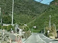 駐車場のちょっと先に大門坂の案内標識が見えました。
左側の道を歩いていくと那智大社に繋がっているらしいです。
熊野古道の初心者コースなので、もう一泊できるのであれば歩いてみたかったです。