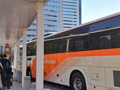 豊洲駅ー羽田空港までのリムジンバスです。
オレンジの看板がバス停の目印です。
予約していたのでスムーズでした˶˃ᴗ˂˶
