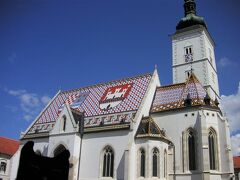 「この屋根、ウィーンのシュテファン大聖堂に似てにゃい？」
どうやら、この聖マルコ教会の屋根はブダペストから寄贈された六角形の陶板タイルのようなので、やっぱりこれはシュテファン大聖堂と同じジョルナイ陶器だったりするのかな。同じ文化圏なんですね。へ～