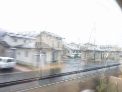 　しかし外洋に面する東松島市の東名・野蒜付近は列車ごと流され、線路は内陸の高台へ移設されました。
　移った両駅の周辺は切り拓かれ、高台移転の住宅地になっています。新しい家々が並び、言われなければ新興住宅地にしか見えません。
