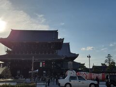 京都駅から歩いて5分
東本願寺に到着

Instagramで東本願寺におもしろいモノがあると知り来ました

確かに何かいます
