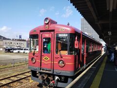 これは「赤松」です。
あと、「黒松」とか「青松」とかいう観光列車もあって、食堂車もある人気列車のようでした。