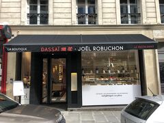 フランス・パリ【Dassai Joel Robuchon】

2018年4月にオープンした【獺祭 ジョエル ロブション】の写真。

2階部分までがお店です。

この度、旭酒造は、ジョエル・ロブション氏とタッグを組み、
パリ8区に「Dassai Joel Robuchon（獺祭・ジョエル・ロブション）」
をオープン致しました。世界中に星付きレストランを有する
フレンチの巨匠ジョエル・ロブション氏が獺祭と恋に落ちた
（本人談）ことから、このプロジェクトが始まりました。
当初の計画から多少遅れはしましたが、世界の食の中心地であるパリに、
新しい食文化を生み出す複合店が誕生しました。