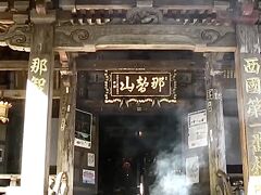 こちらは那智山青岸渡寺(なちやませいがんとじ)で、これは正面から見たところです。
西国第一番札所で天台宗のお寺です。