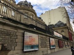 フランス・パリ『Musée Jacquemart-André』

『ジャックマール・アンドレ美術館』の外観の写真。

この時の企画展は「TURNER（ターナー）」展を開催していました。
イギリスのジョゼフ・マロード・ウィリアム・ターナー氏の作品です。

2023年6月にANAのファーストクラスでイギリスに行き、
『テート・ブリテン』でターナー氏の作品を鑑賞しました。
その後、日本にもやってきました。

<『松屋銀座』でハワイアンイベント「Feel Hawaii in Ginza」
【ホノルル・クッキー・カンパニー】のショートブレッドを大人買い★
六本木『グランド ハイアット 東京』のテラス席『国立新美術館』
「テート美術館展　光　― ターナー、印象派から現代へ」を鑑賞
【ウェッジウッドカフェ】でアフタヌーンティー★三田病院の
最上階にある眺めのいいレストラン【オーブ】>

https://4travel.jp/travelogue/11840532

現在は「GIOVANNI BELLINI（ジョバンニ・ベッリーニ）」展が
2023年7月17日まで開催されています。

https://www.musee-jacquemart-andre.com/fr/home