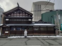 「秋田市立赤れんが郷土館」からさらに雪道を進むと「旧金子家住宅」の建物が見えてきました。