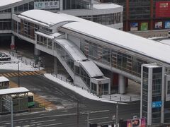 秋田の朝2日目は窓を開けると雪は降っていません。天気予報でも滞在中は天気がよさそうです。