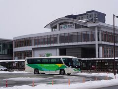 秋田駅東口のロータリーです。こちらには商業施設はほとんどなく、NHKの建物くらいで、すぐに住宅地が広がっています。