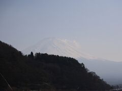 河口湖から見た富士山ですが、春霞（スギ花粉？）に煙って少しはっきりしません。