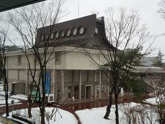 「秋田市文化創造館」の独特な形状の屋根と円い窓は、藤田嗣治の大壁画「秋田の行事」を展示するため、藤田の助言により大空間に光が降り注ぐよう設計されたものだそうです。子供の頃に大阪万博で見たガス・パビリオンの姿を思い出してしまいました。