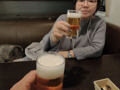 晩御飯は空港のレストランでビールを飲んで乾杯しました。4日間の充実した旅でした。念願の2つの秋田の冬の祭りにも大満足です。