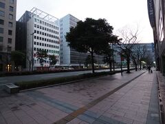 1月24日午前7時過ぎ
ホテル日航福岡前の大博通り。
まだ雪は降っていませんでした。