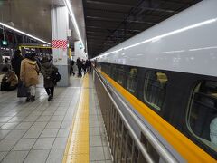 8時16分、特急博多行きは終点博多駅に到着しました。
わずか600円、往復20分の新幹線車両の在来線特急の旅を楽しみました。