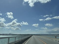 もう少し居たかったけれど、戻ります。

まっすぐな橋。
絶景のドライブ。