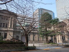 そう、日本銀行。
ではなくて、その前にある