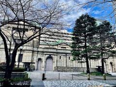 すると重厚な建物に到着。
「ん？ここって日本銀行！？あーーー！教科書で見たことあるーー！！」
と娘が叫ぶ。
そなの？日本銀行！？じゃあここでジャブジャブお札を刷ってるの！？スゴーーーイ♪