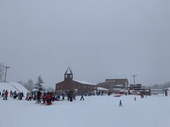 カムイにいったのですが、
ものすごいドカ雪で、断念しました。
視界がほとんどないほどの降り方でした。
結局、昨夜以来のサンタに戻ってきました。
しかし、小学校の団体と、陸自の訓練部隊がやってきました。