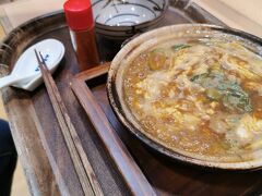 2月22日（水）にゃんにゃんにゃん、の猫の日(=^・^=)
朝起きて移動。御在所サービスエリアで朝食。
ここのサービスエリアでは食べるところは決まって「山本屋本店」。
いきなり味噌煮込みうどんか？
朝限定メニューで「味噌煮込み雑炊」っていうのがあったのでそれにしてみました。
うどんを食べた後にご飯を投入するのが好きだからこれはアリだな～
でも卵は丸のまま半熟がよかったかも。
520円というリーズナブルな価格も良いですね。