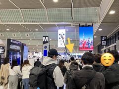 新宿から始発の成田エクスプレスで成田空港へ。
席が広く快適です。特急券は、JREポイントがたまっていたので一人720ポイントで購入。ふつうに買うと1500円くらいするので、ポイントがある方はポイント購入したほうがお得です！
特急券だけ購入し、乗車料金はいつもどおりSuicaやPASMOで入場すればOK。

そして成田空港に着いて荷物預け&チェックインを。
バンブーエアウェイズ、オンラインチェックインができません。なので空港ではチェックインの長蛇の列、、、
成田空港7:15着、出発は10:15なので、約3時間前くらいに着きましたが、すでにめちゃくちゃ並んでました。
チェックインカウンターは、黄色矢印にあるQカウンター。

