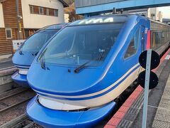 智頭駅で下車。鉄印を貰います。ちょうどスーパーはくとの離合。ちなみに写真とは違うハズレ先頭車両もいて、展望には不向き？たぶん当日でないとどの車両かわからないと思いますが、鳥取方も京都方もハズレ先頭車両の可能性があります。当日もハズレ先頭車両が両先頭で走ってたのを見ました。まぁ先頭展望を気にしなければ関係ないですけど…