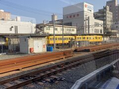 ナローゲージの電車が見えたら桑名駅。車内空いてきました。