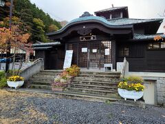 ひととおり紅葉を愛でて山田温泉大湯。
熱湯風呂のような熱いお湯。入るときは刺激がありますが、入ってしまえば大丈夫です（？？）