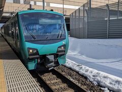 新青森駅からはリゾートしらかみに乗車。今年の3月は金土日のみの運行かつ東日本パス期間中のため、発売日にえきねっとで予約しましたが、チケットは発売日の数分で売り切れました。