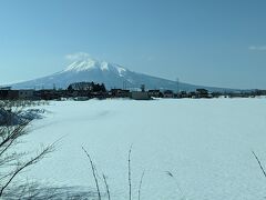 いよいよ川部駅から五能線に、左側の車窓からは雄大な岩木山が見えました。晴れると雪山の景色が素晴らしいですね。